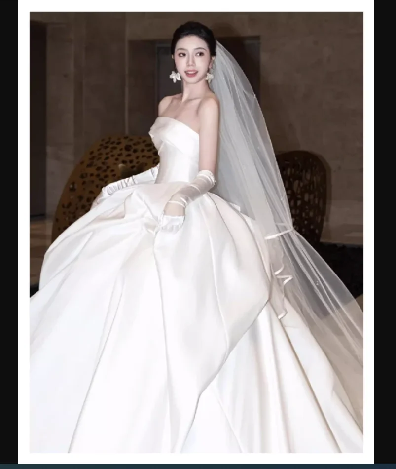 Velo sposa abito da sposa principale bordo avvolgente in raso coda lunga e grande sposa trucco da sposa styling servizio fotografico oggetti di scena per foto