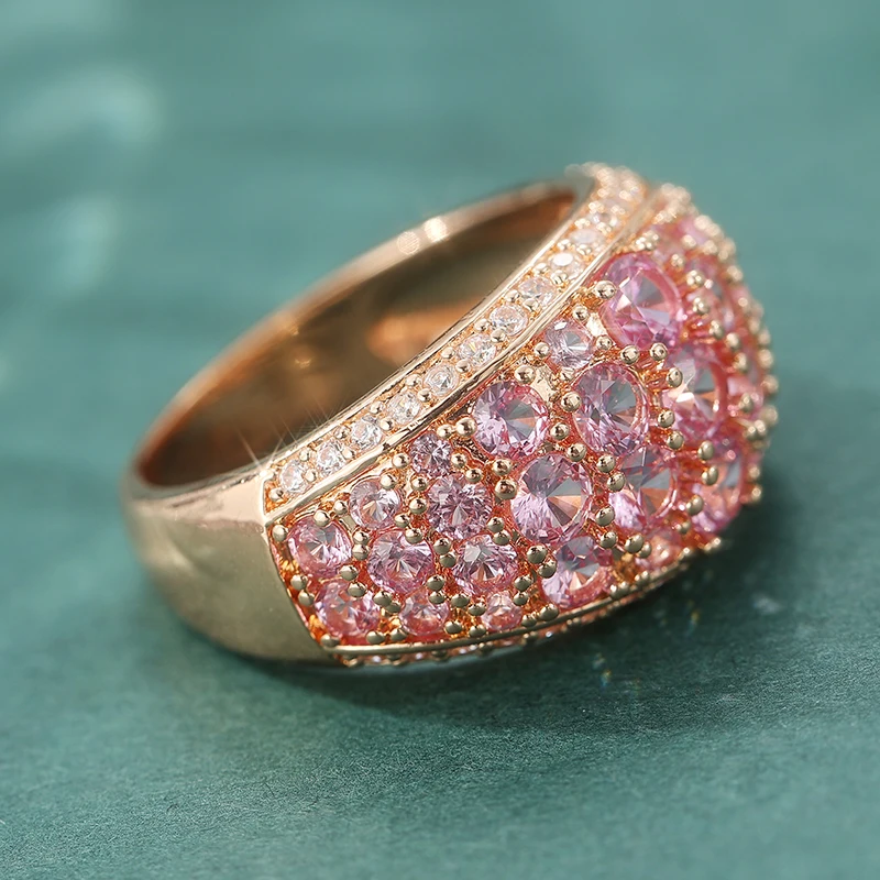Luxuriöser breiter Ring mit synthetischem rosa Zirkon im Micro-Pave-Stil für Damen, eleganter rosévergoldeter Brautschmuck für Verlobung und Hochzeit – Detail 3