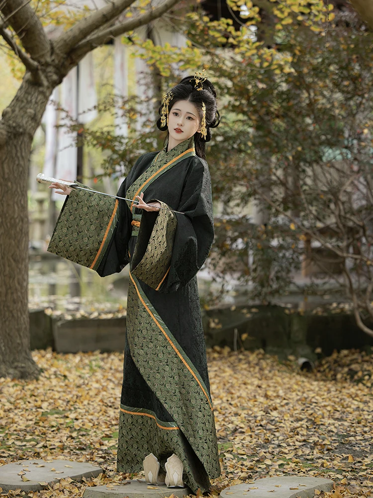 

Оригинальный ханьфу с вышивкой в стиле Fi Tail Qutag, напоминающей шелковый парчовый узор, весенне-осенний халат периода Войны и Голодов от Qing Ru Gu.