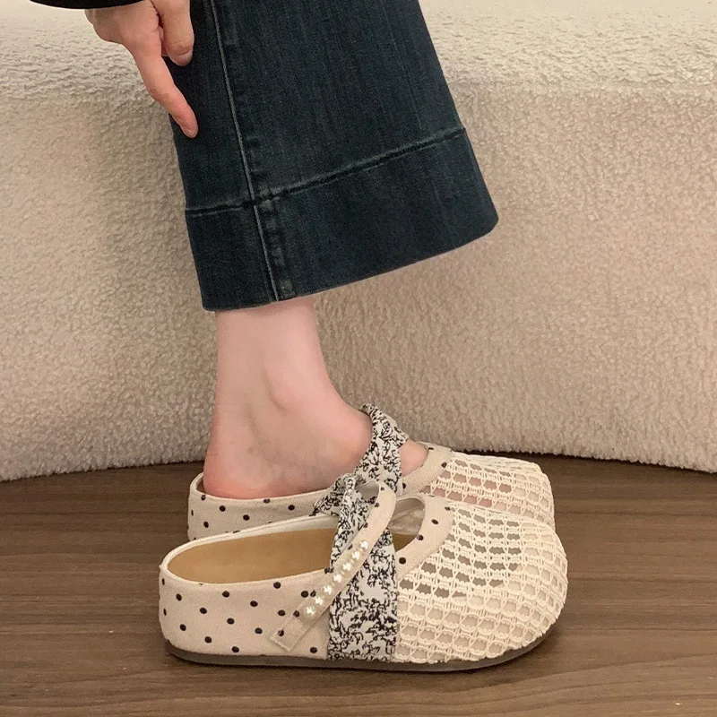 Pantuflas de malla transpirable para mujer, sandalias francesas con lunares y perlas, pantuflas de punta cerrada con suela suave para pies anchos