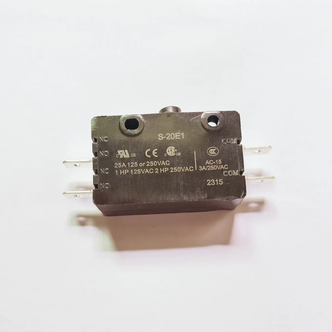 

Оригинальный новый 100% S-20E1 выключатель питания для мойки пола 20A 25A 4-контактный переключатель для ковров S20E1