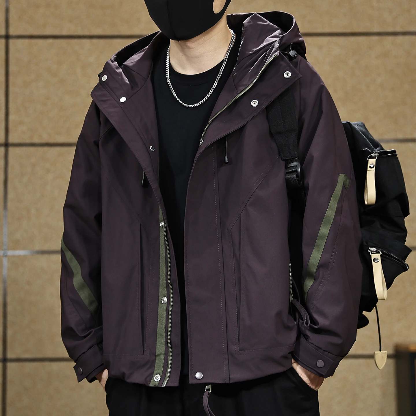 

The new high-end hooded work jacket from Chao Nan Chun Qiu is a fashionable, comfortable and loose top