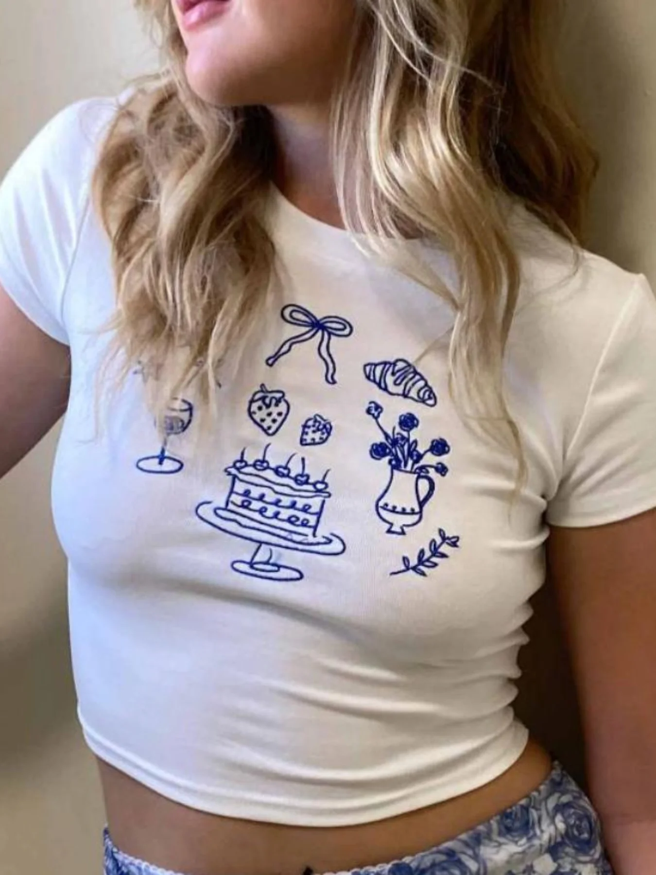 

Женский укороченный топ с белым фруктовым принтом, облегающий летний топ с рукавами и круглым вырезом, повседневная уличная одежда, милая эстетичная повседневная одежда