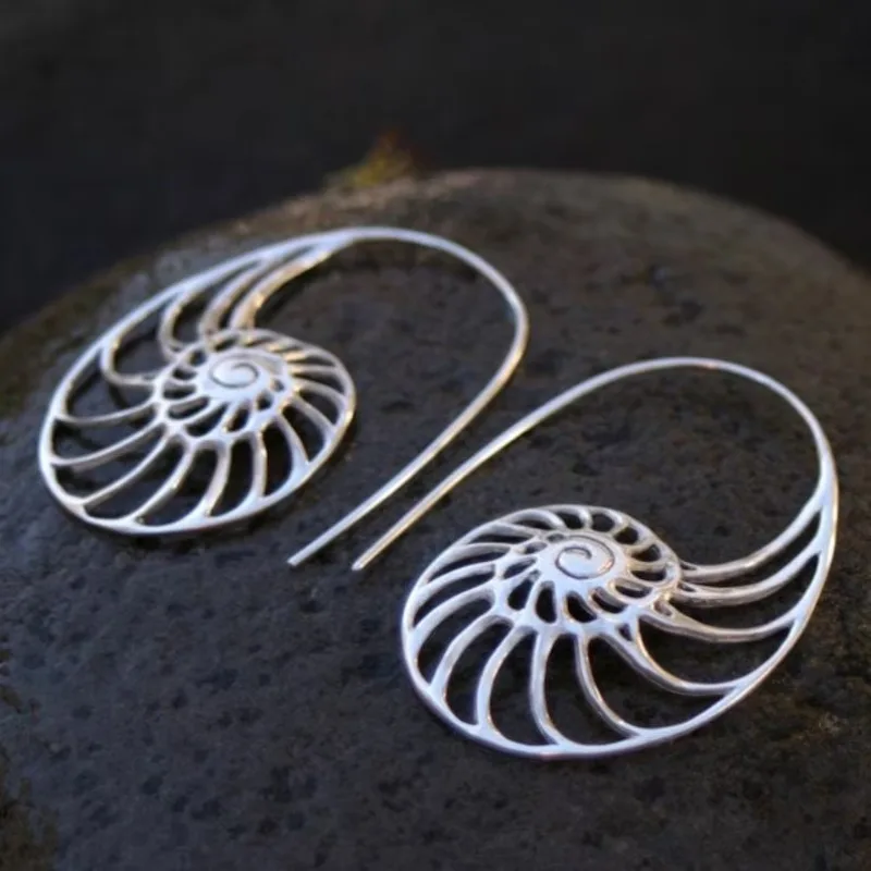 Kreative Nautilus-Ohrhänger für Damen, hohle Spirale, versilbert, vielseitige Ohrringe für den Alltag, Partys, Strand und Urlaub.