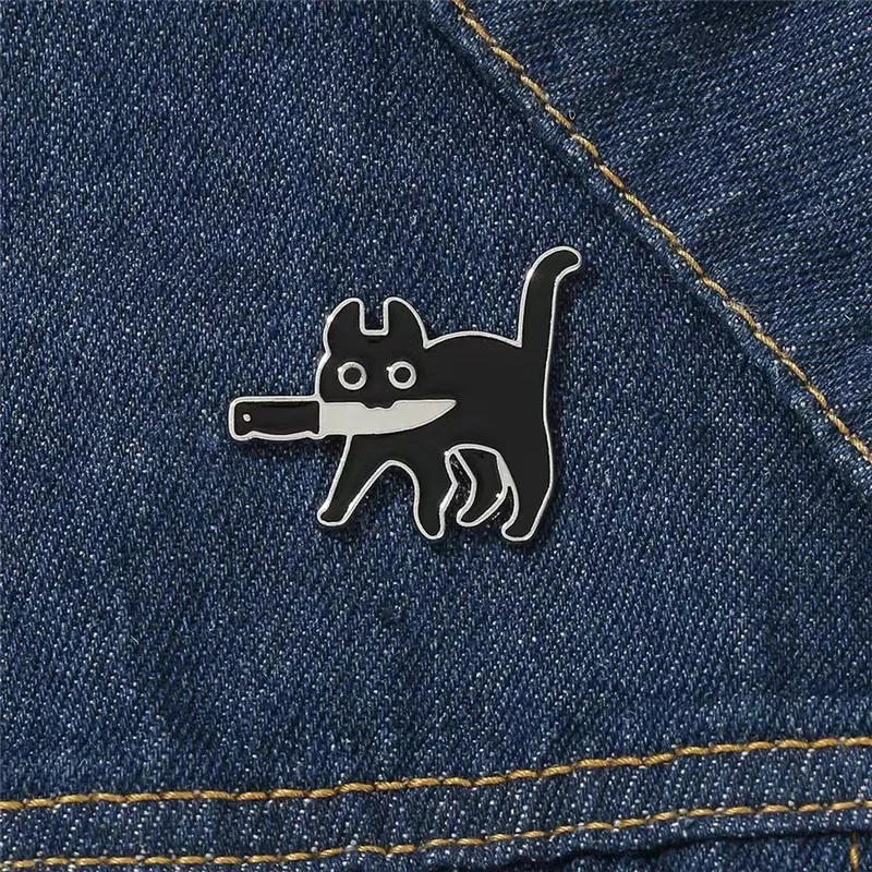 Gato dos desenhos animados com faca Esmalte Broche, Funny Killers, gatinho preto, Mew Mew, Denim Lapel Pin, Fashion Bag Badge, presente da jóia para