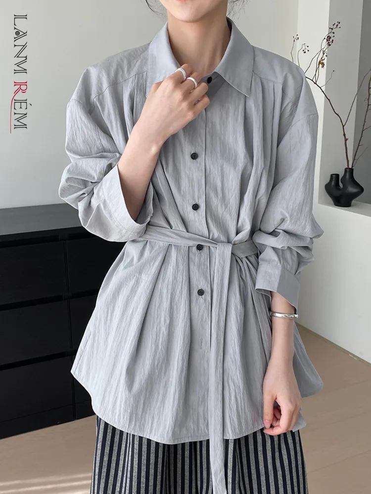 

[LANMREM] Lace-up Gathered Waist Shirt Women‘s Lapel Single Breasted Office Lady Minimalism Blouses 2025 Spring New 26C1603