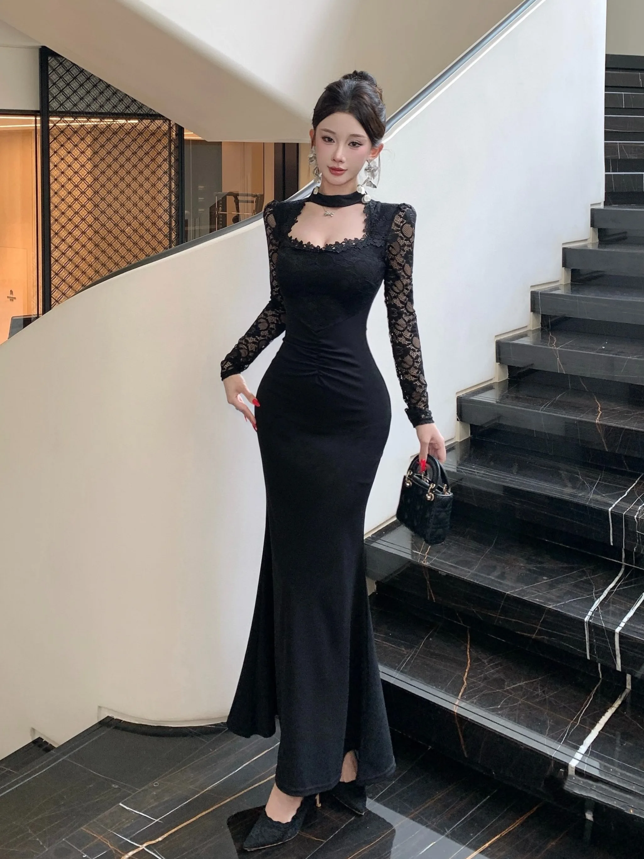 

Элегантное женское платье-футляр с кружевными вставками и вырезами, приталенное, с шлейфом, для осени и зимы