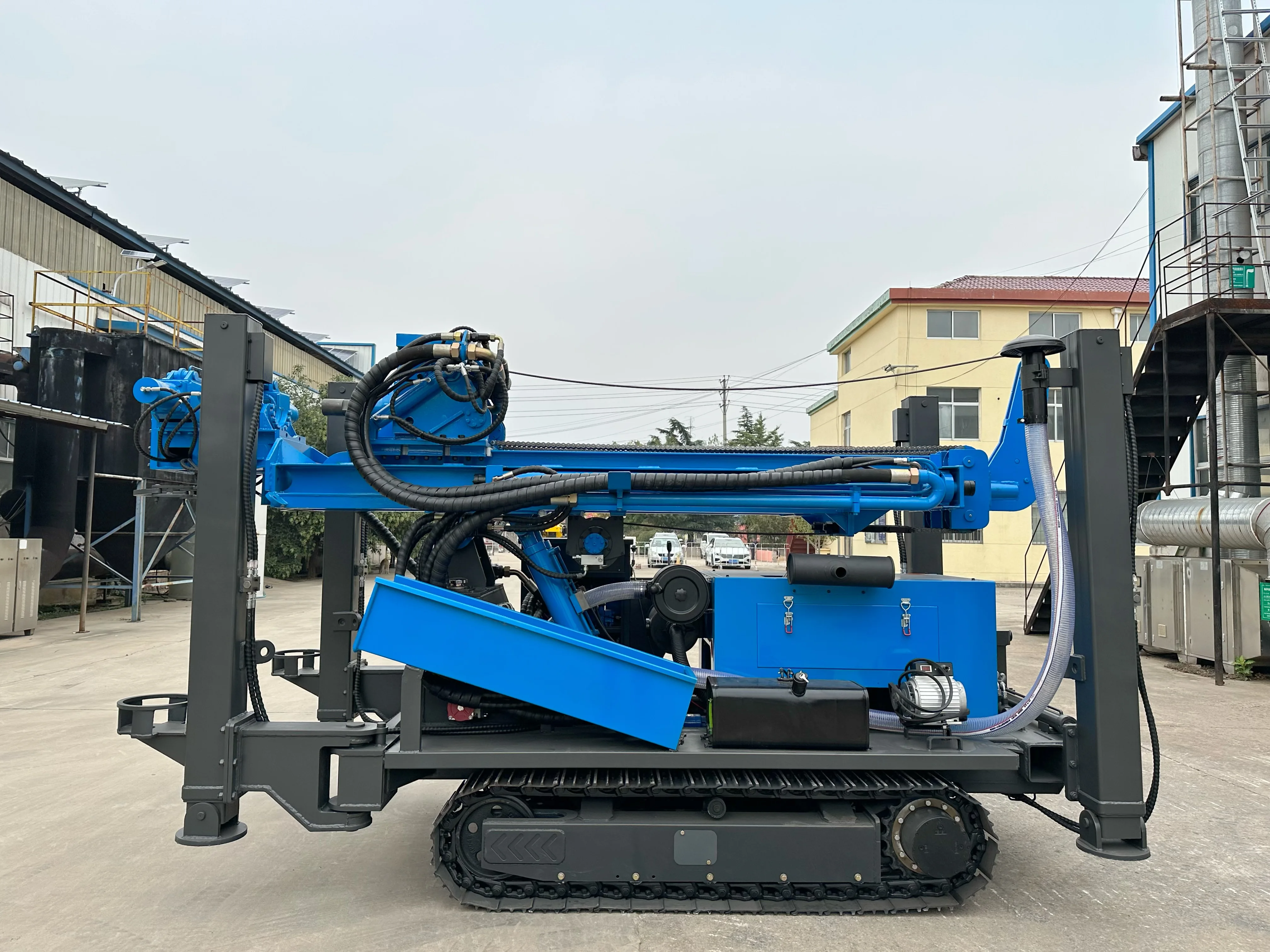 Customizable Mobile Track-Driven Hydraulic Borehole Drilling System for 300-Meter Deep Water Wells