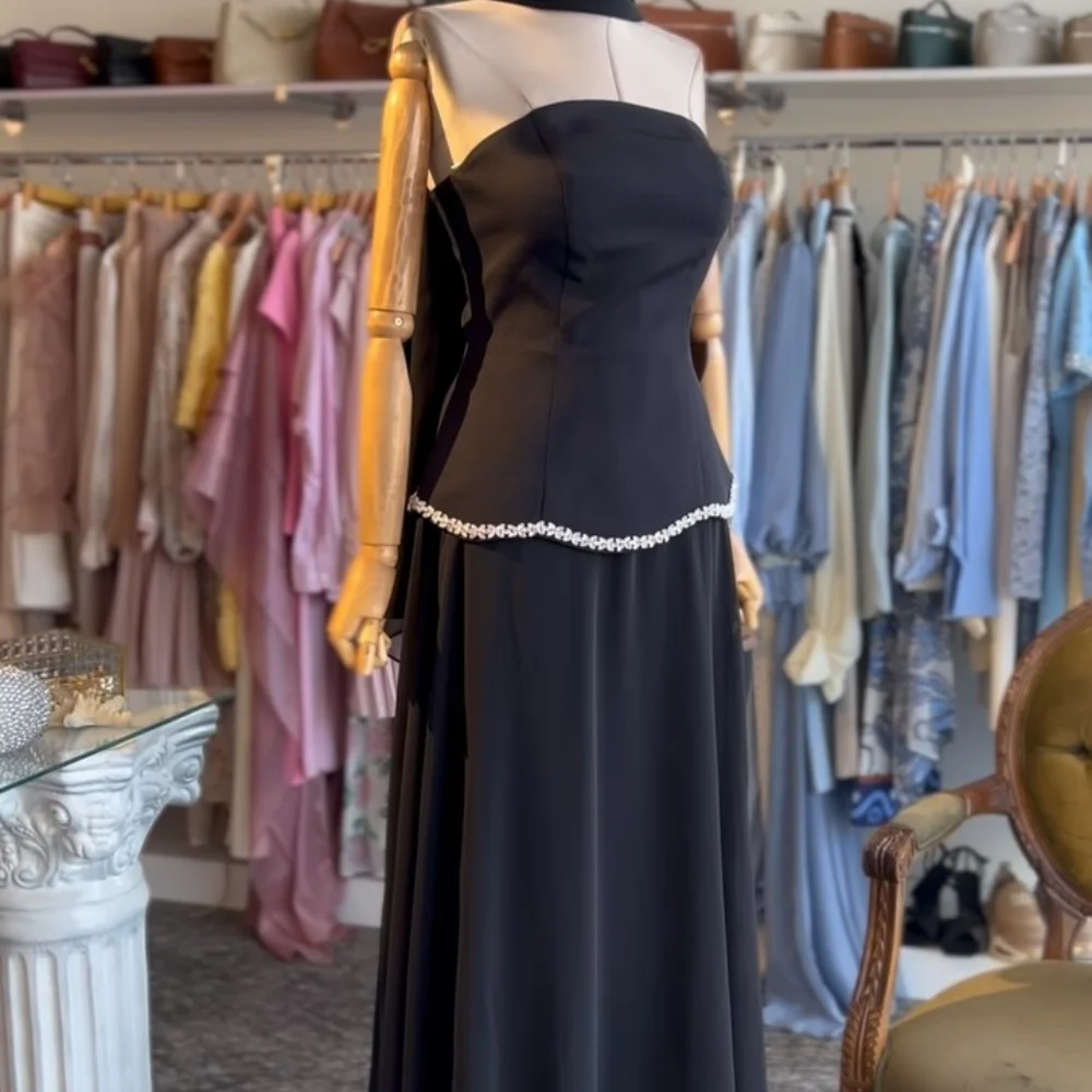 Bella personalizado azul brillo conjunto de dos piezas pañuelos largos de seda batas de velada vestidos de fiesta sin tirantes vestido de fiesta sin espalda 2025