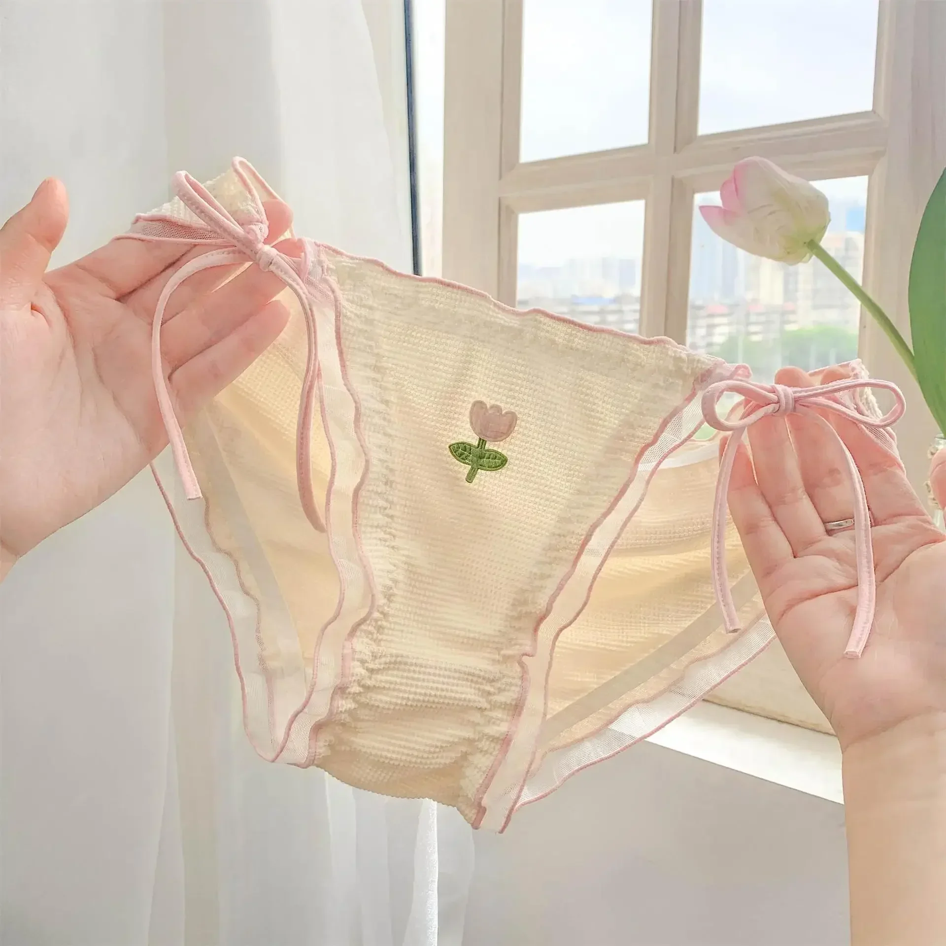 Celana dalam wanita renda jala manis Jepang 2024 baru seksi pinggang sedang nyaman dan bersirkulasi mode segitiga celana pendek wanita