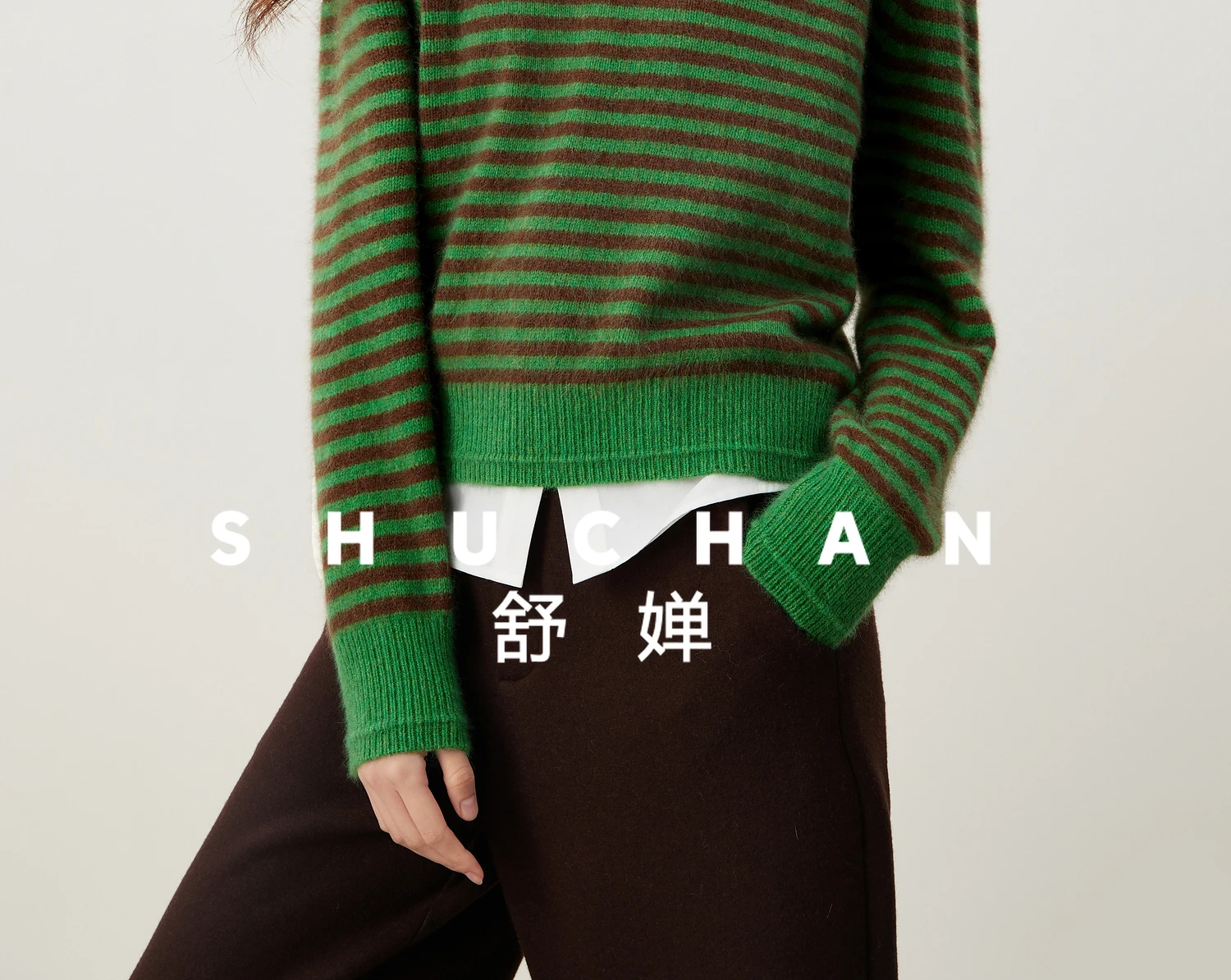 [دفء الخريف الرجعية] ألوان متباينة عالية التشبع، زوج من الخيوط على شكل حرف V من بلوفر محبوك مخطط 25 شتاء