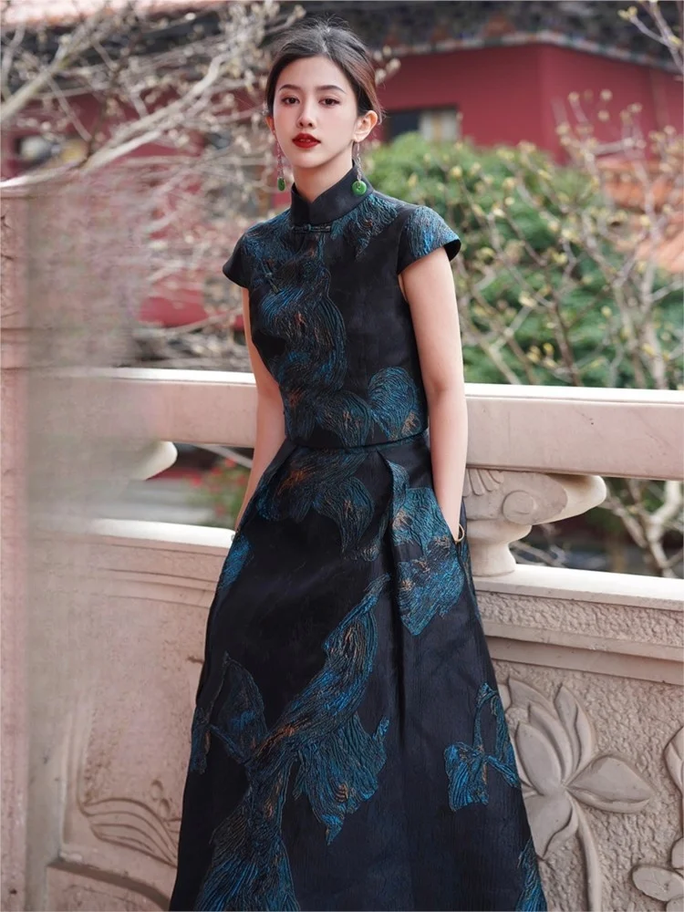 

Новый комплект из топа и юбки Cheongsam с косой вышивкой из шелка в китайском стиле.