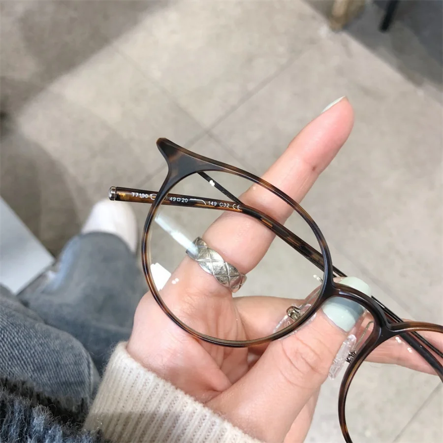 Ultra-Light Retro Women's Flat Glasses with Round Frames, Simple and Versatile, Slimming, Daily Protection, Visual Enhancement