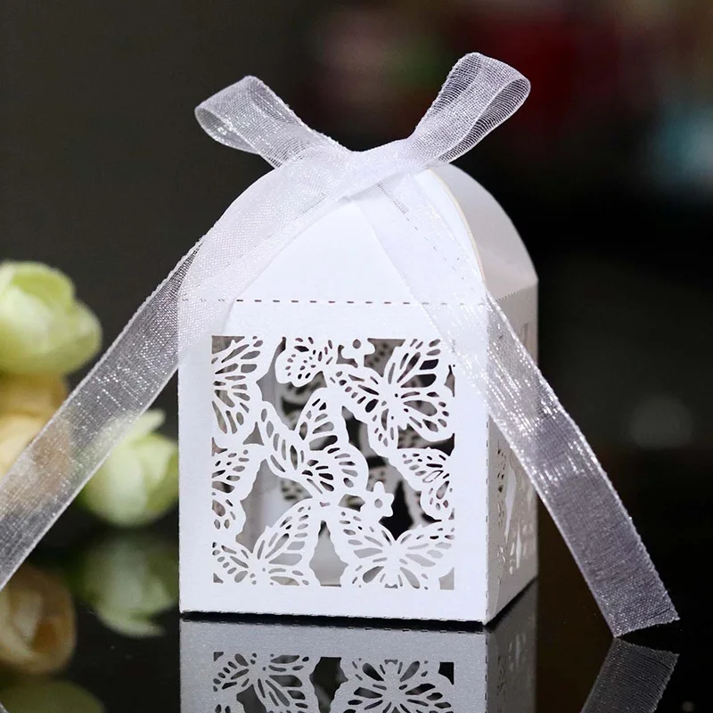 50 Stück lasergeschnittene Schmetterlings-Geschenkboxen für Süßigkeiten, Schokolade, Hochzeitsgeschenke, Geschenkverpackungen, Leckerliboxen mit Band, Geburtstagsparty-Zubehör
