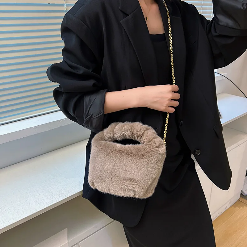 Autumn Winter Plush Tote Bag For Women Faux Fur Shoulder Bag Fluffy Handbags Purse Hobo Top Handle Bag Chain Furry Crossbody Bag