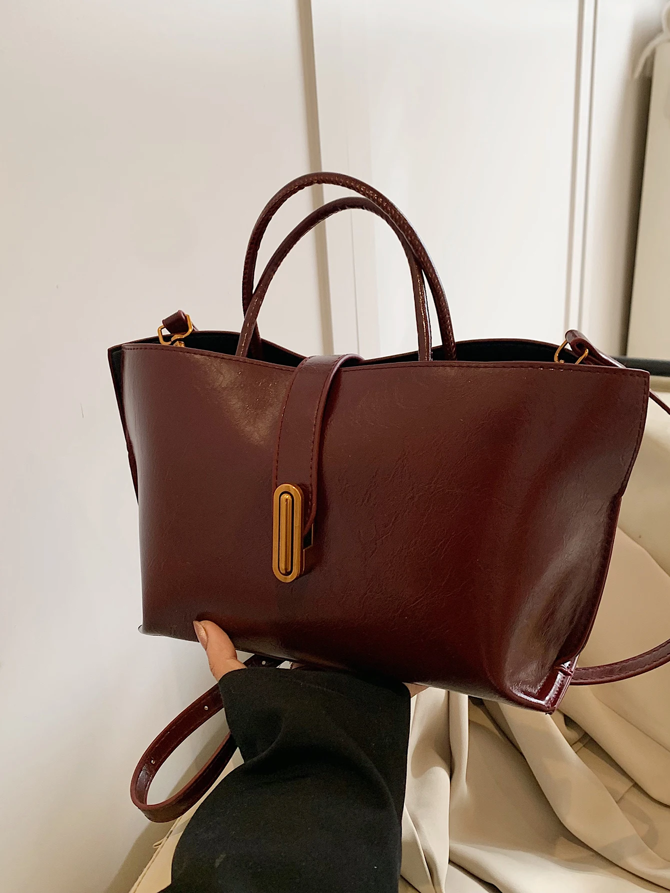 

Shiny Leather Red Letter Crossbody Handbag Handbag Fashionable Shoulder Bag for Women