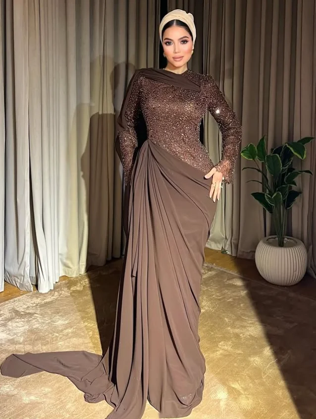 Funkelndes langes muslimisches formelles Abendkleid in Braun mit Rundhalsausschnitt, langen Ärmeln, Perlen und Pailletten, arabisches Kleid für besondere Anlässe, maßgeschneidert