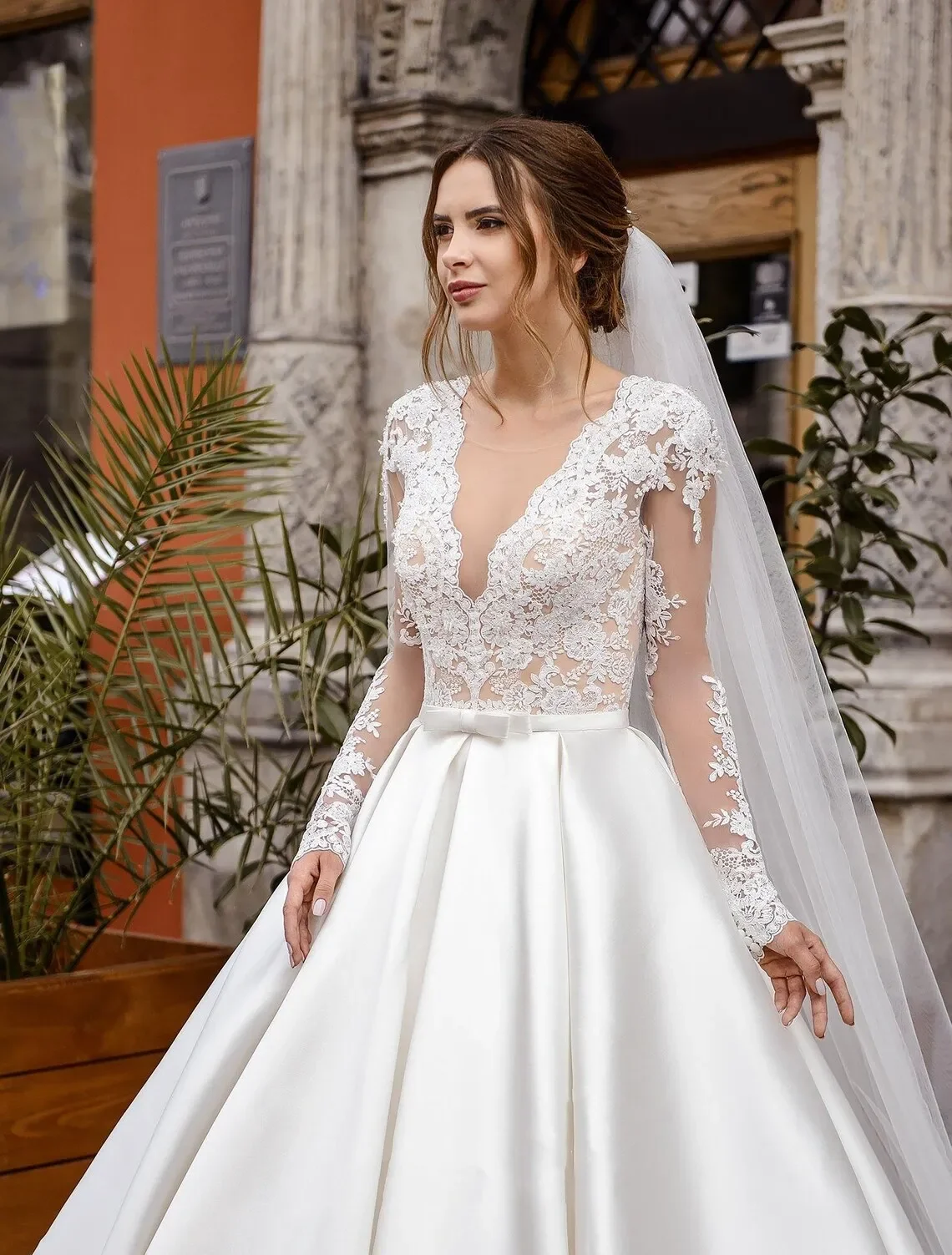 Elegant bridal gown Sweetheart Deep V-neck lace applique long sleeve sexy backless wedding dress floor-length vestibule Novia