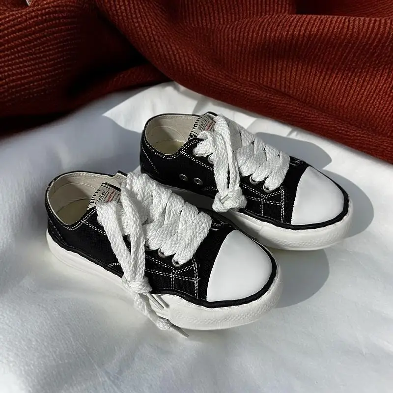 Scarpe classiche di tela per bambini nere - bianche, suola morbida e comfort, tutte abbinate alle sneakers da uomo primavera autunno