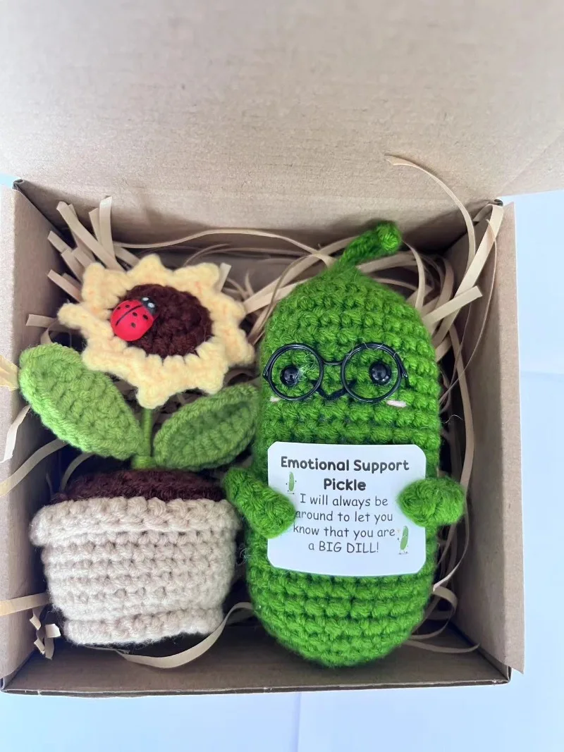 面白い編みぐるみキュウリのぬいぐるみ - 風変わりな野菜のあみぐるみと無料のひまわり鉢植えギフトセット、斬新なデスクデコレーション