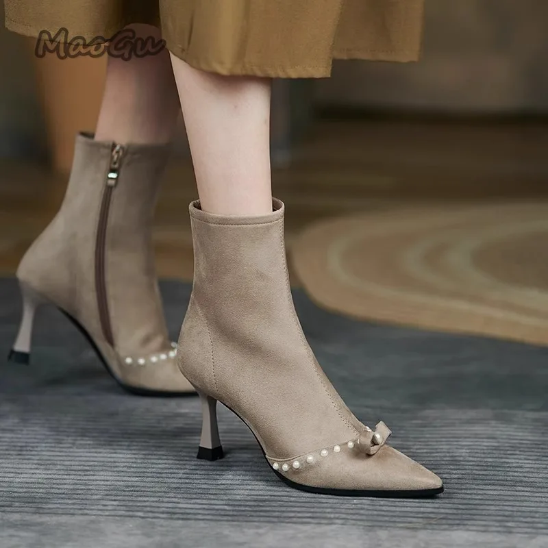 

Женские замшевые ботильоны с острым носком, декором в виде жемчужного банта, на шпильке, с боковой молнией, короткие элегантные туфли-ботинки