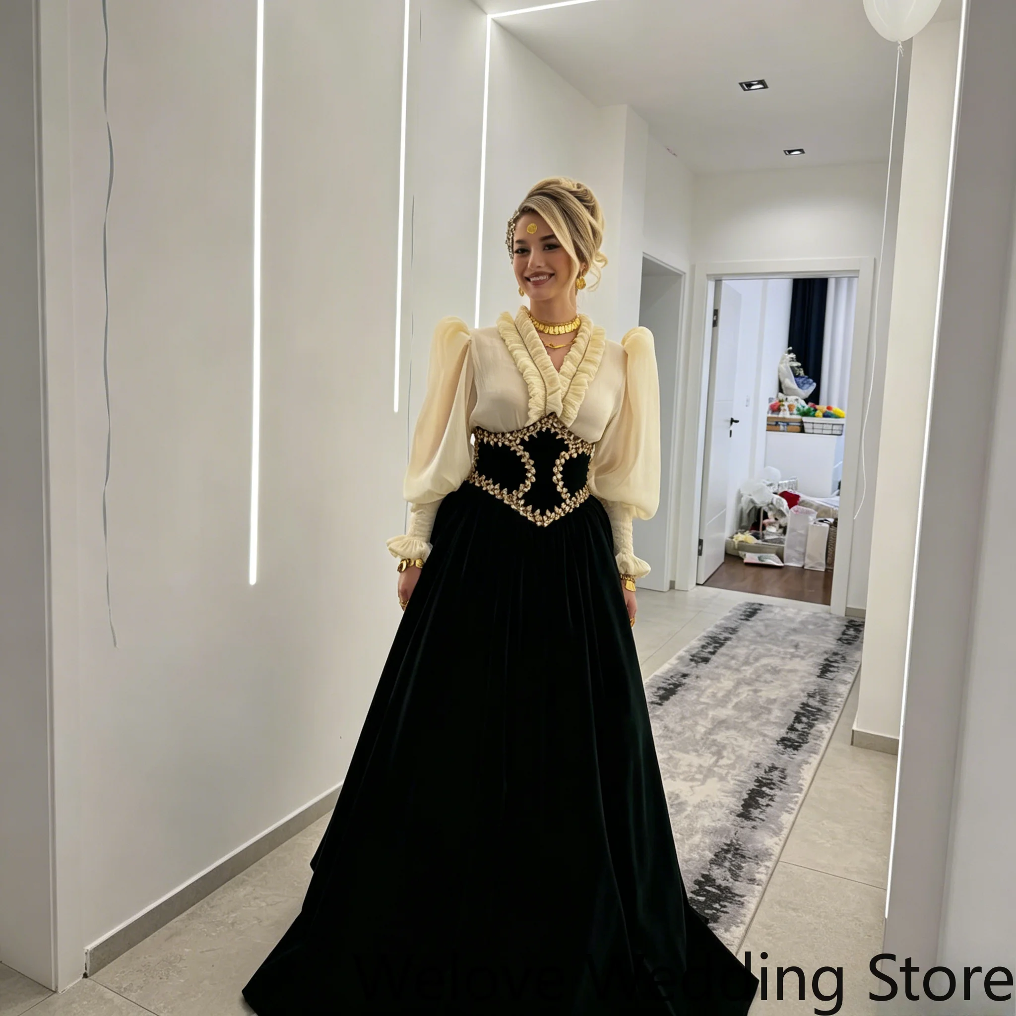 Maßgeschneidertes, königliches, vintage-inspiriertes Abendkleid mit cremefarbener Puffärmelbluse und aufwendig goldverziertem Korsett in der Taille.