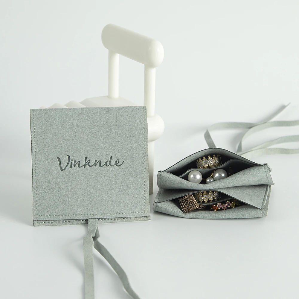 

50 шт./лот, сумки для ювелирных изделий с логотипом и отделением из микрофибры, замши, бархатные сумки-конверты, ожерелье, браслет, подвеска для хранения