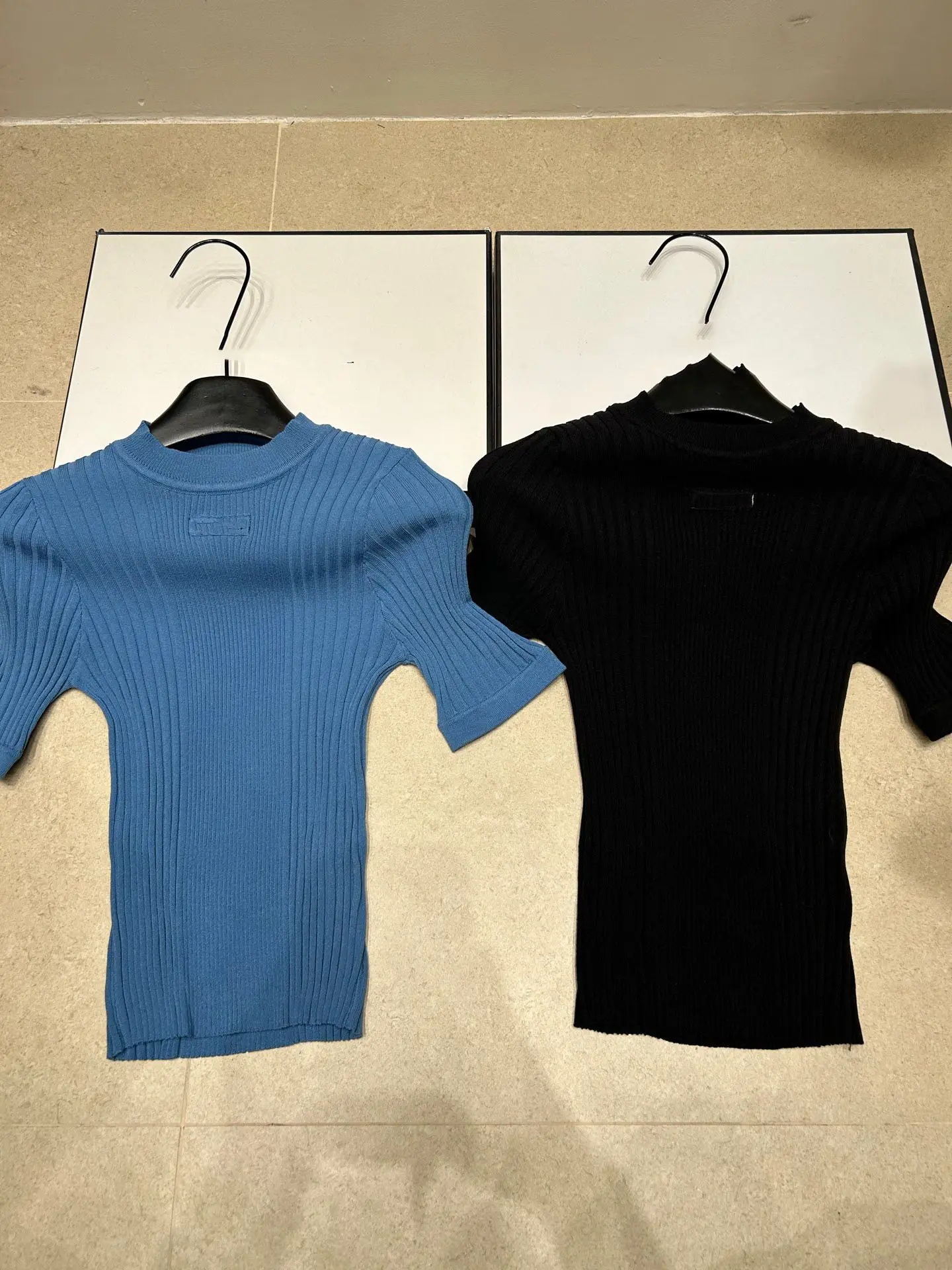 

Модный бренд VIBE: Новинка Весна-Лето – Стильный универсальный женский топ с коротким рукавом, высокой эластичностью, круглым вырезом и полосками, облегающий крой.