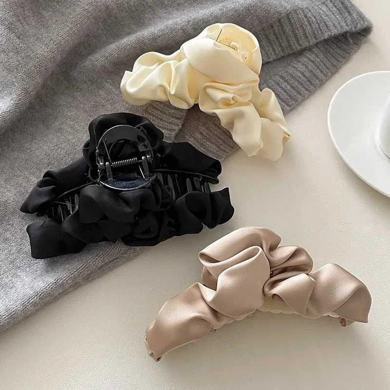 

Morandi color three-dimensional grab clip, black, brown, beige and white multi-color optional daily commuting date