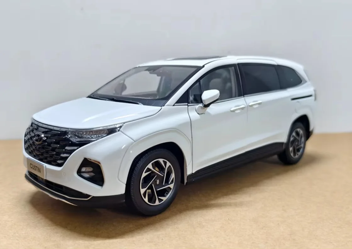 

Коллекционная модель автомобиля Hyundai Custo, масштаб 1:18, литой сплав, MPV, оригинальная, аутентичная, для энтузиастов автомобилей, сюрприз