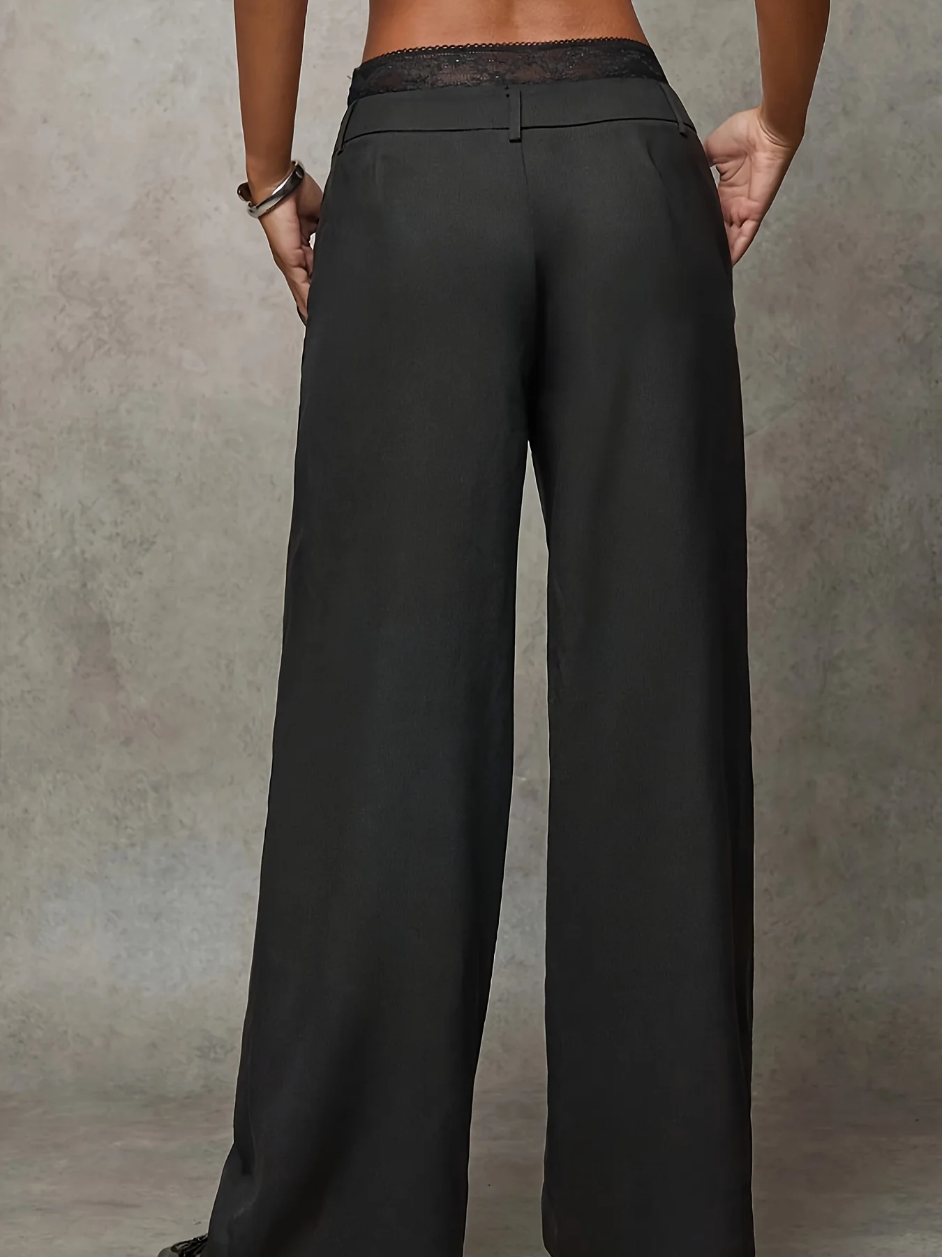 ハイウエストでドレープ感のあるミニマリストなワイドレッグパンツ。ゆったりとしたカットが特徴で、普段使いに最適です。