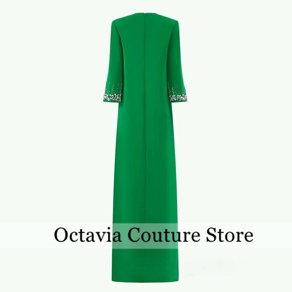 Suknia wieczorowa islamska w szmaragdowej zieleni z Arabii Saudyjskiej, szyta na miarę, z okrągłym dekoltem, rękawami 3/4, zdobiona koralikami i kamieniami, prosta, do ziemi، فستان وردي