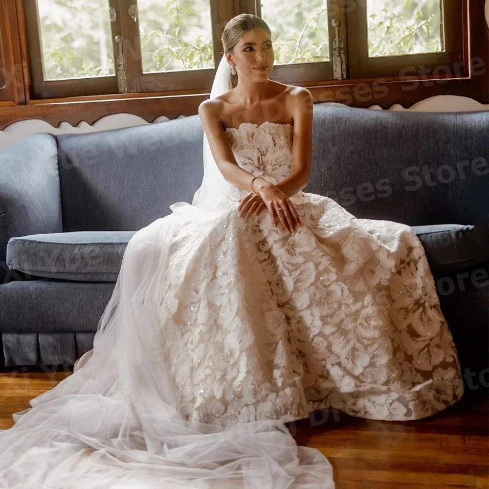 Fascinating A Line Women's Wedding Dresses Strapless Lace Appliques Vestido De Novia Bride Gowns Customized Sleeveless Vestido