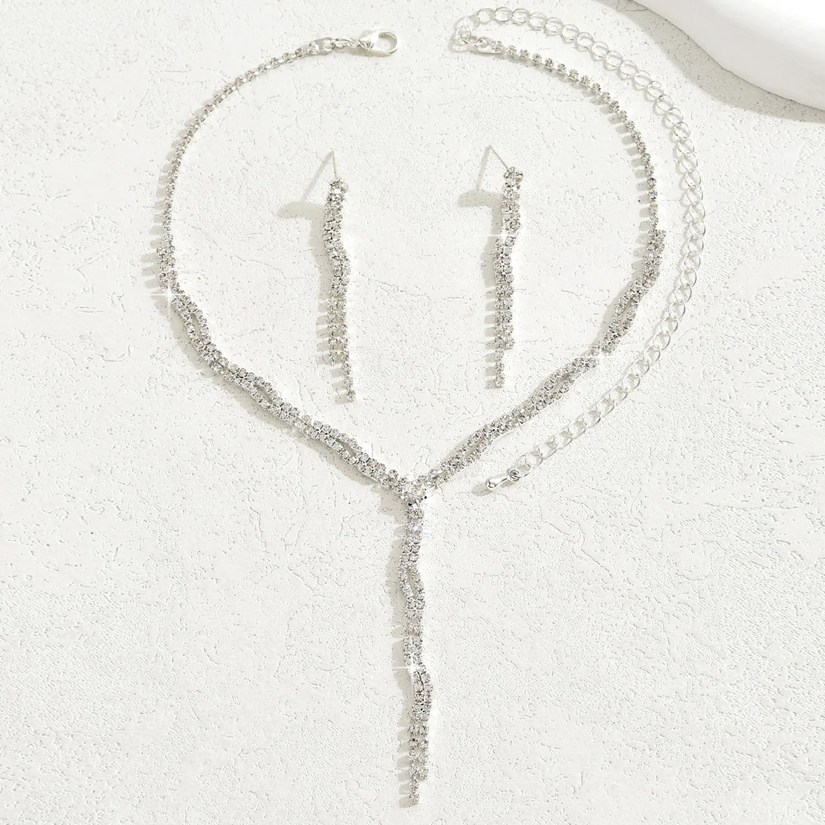 قلادة شرابة هندسية رائعة مرصعة بالألماس مع إكسسوارات راقية ومتعددة الاستخدامات للبيع بالجملة للنساء