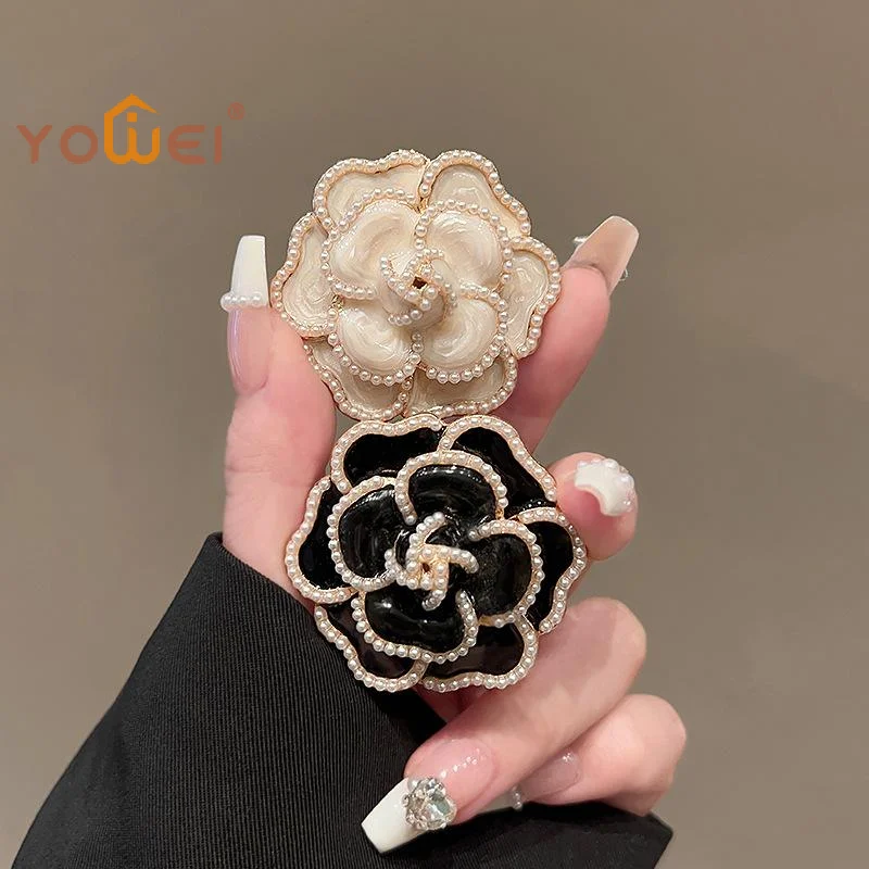 Latest 1Pcs Exquisite Resin Rhinestone French Brooch Women Elegant Camellia Brooch For Daily Banquet Wearing Suit Pin Accessory