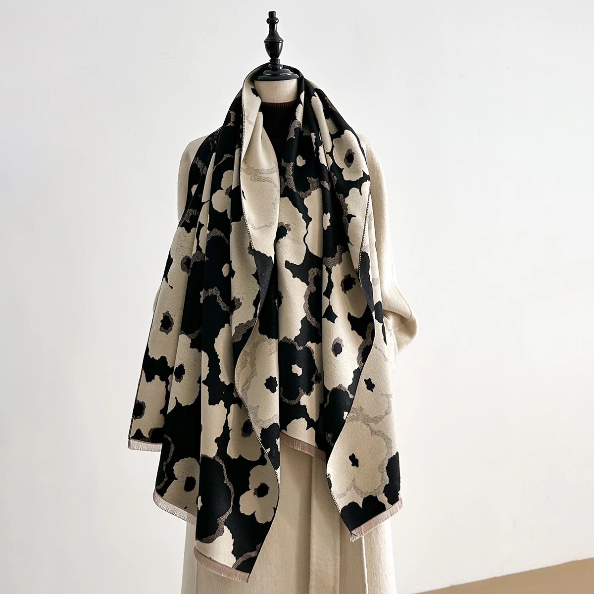 Bufanda elegante con diseño de flores, imitación de Cachemira, chal suave, cálido y versátil, manta a prueba de frío y viento para Otoño e Invierno