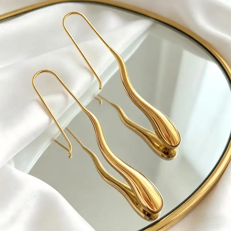 

Elegant and Unique Earrings, French Gold Teardrop Earrings for Women, Niche Design, High-end Long Stud Earrings, Light Luxury