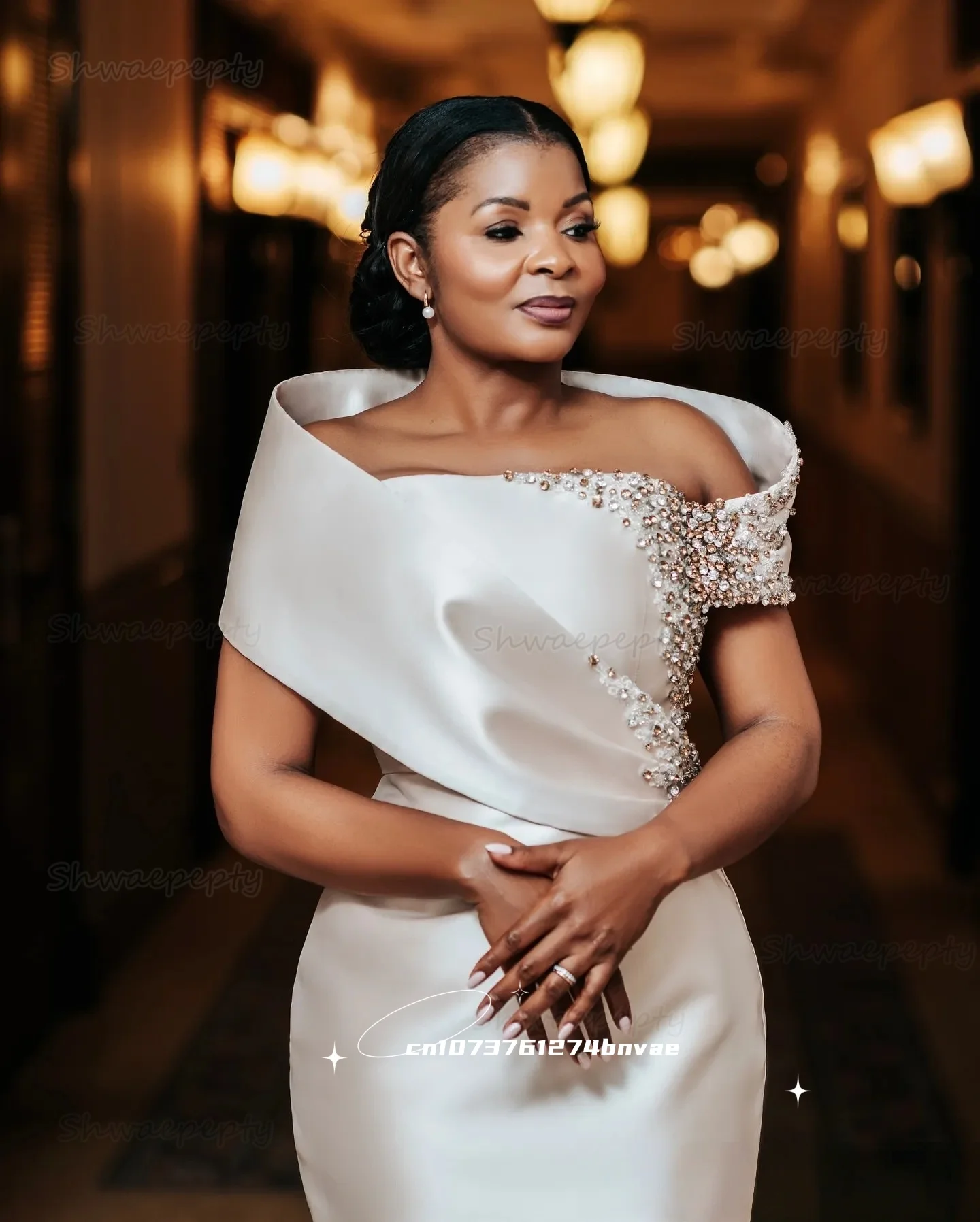 エレガントなアイボリーシース花嫁の母のドレスクリスタルビーズサテンオフショルダーウェディングゲストパーティードレスバックスリットカスタマイズ