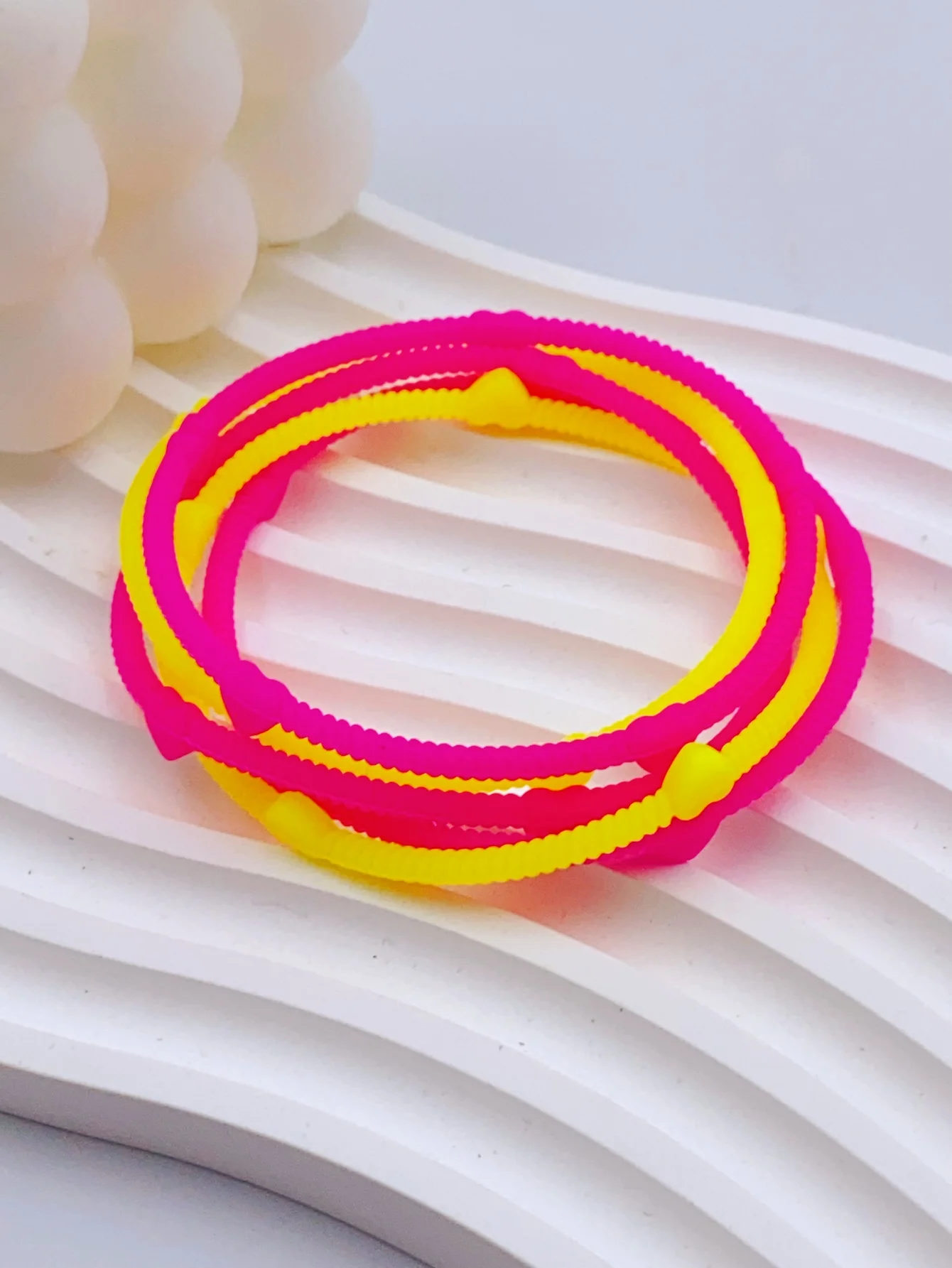 Bracelets fluorescents en Silicone en forme de cœur de pêche, 5 pièces, Bracelets tressés à la mode en plusieurs couleurs avec élasticité pour le sport