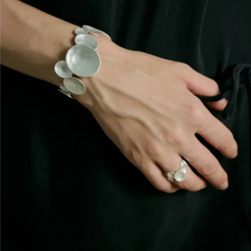 

Оригинальный металлический браслет-кольцо ручной работы «Белый лунный свет»: качественное исполнение, уникальный дизайн, ювелирный аксессуар без популярных элементов