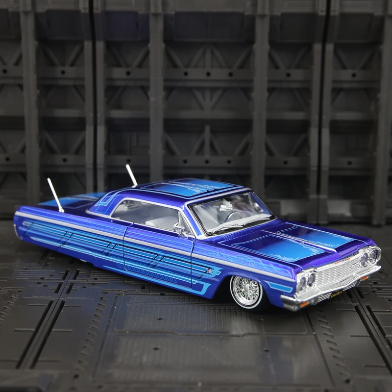 

Модель автомобиля Maisto 1:26, имитация Chevrolet Impala SS, из сплава, с открывающимися дверями и капотом, украшение для рабочего стола.