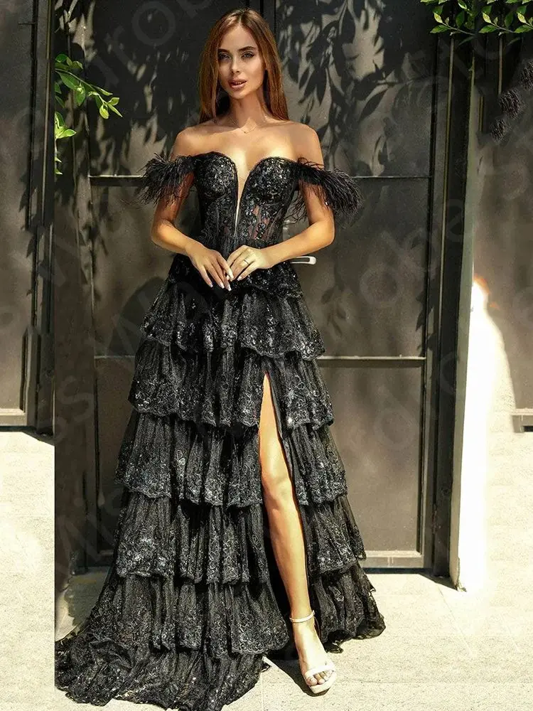 Vestido de noche Sexy con abertura lateral, traje de fiesta de graduación con encaje negro, hombros descubiertos, escote Corazón, parte inferior escalonada, pluma para invitados de boda