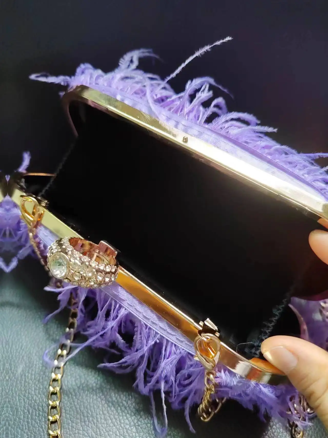 2024 Guangzhou High Quality Knuckle Ring Purple Feather Purse Clutch Purse Bag With Ostrich Feather Decoration Wedding Bags