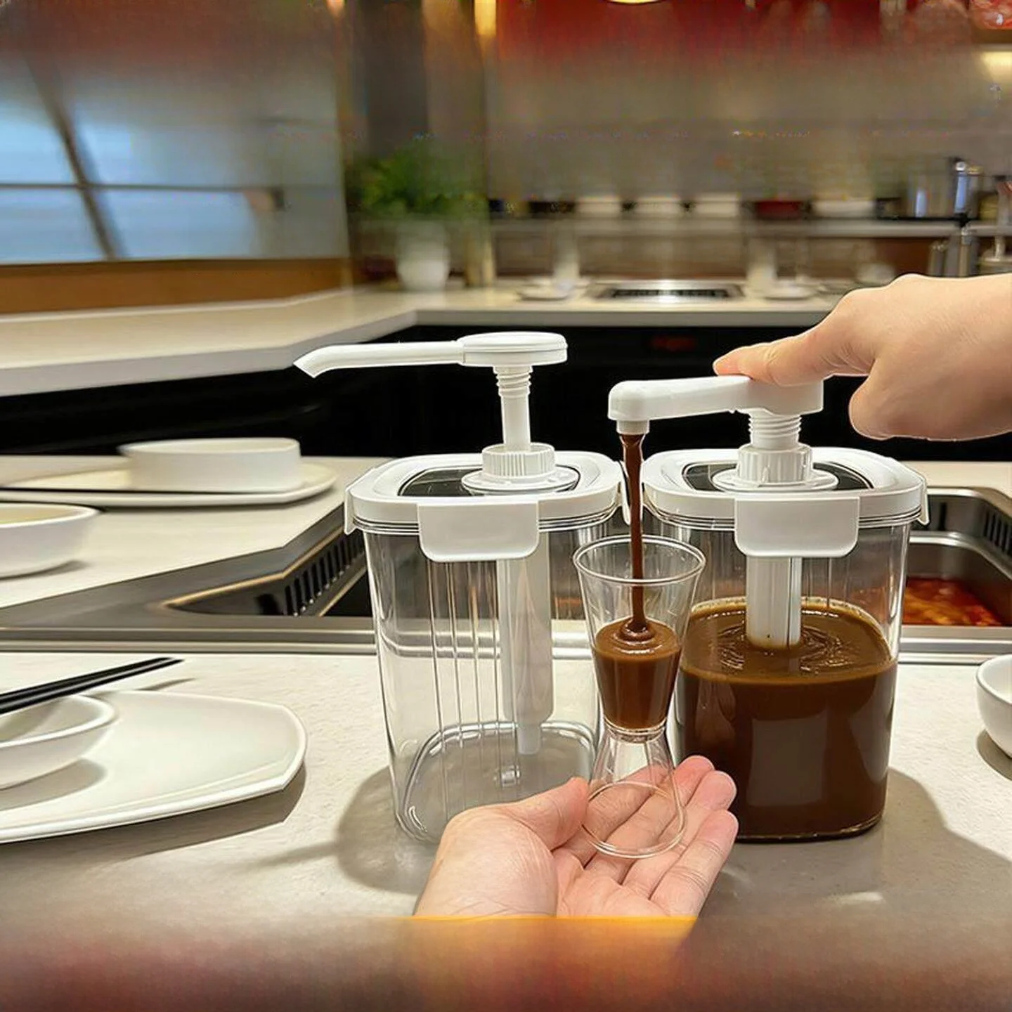 Portable Sealed Cylinder Plastic Sauce Dispenser for Barbecue Shop Spicy Mustard Oil Vinegar Soy Sauce Paste Jar view 3