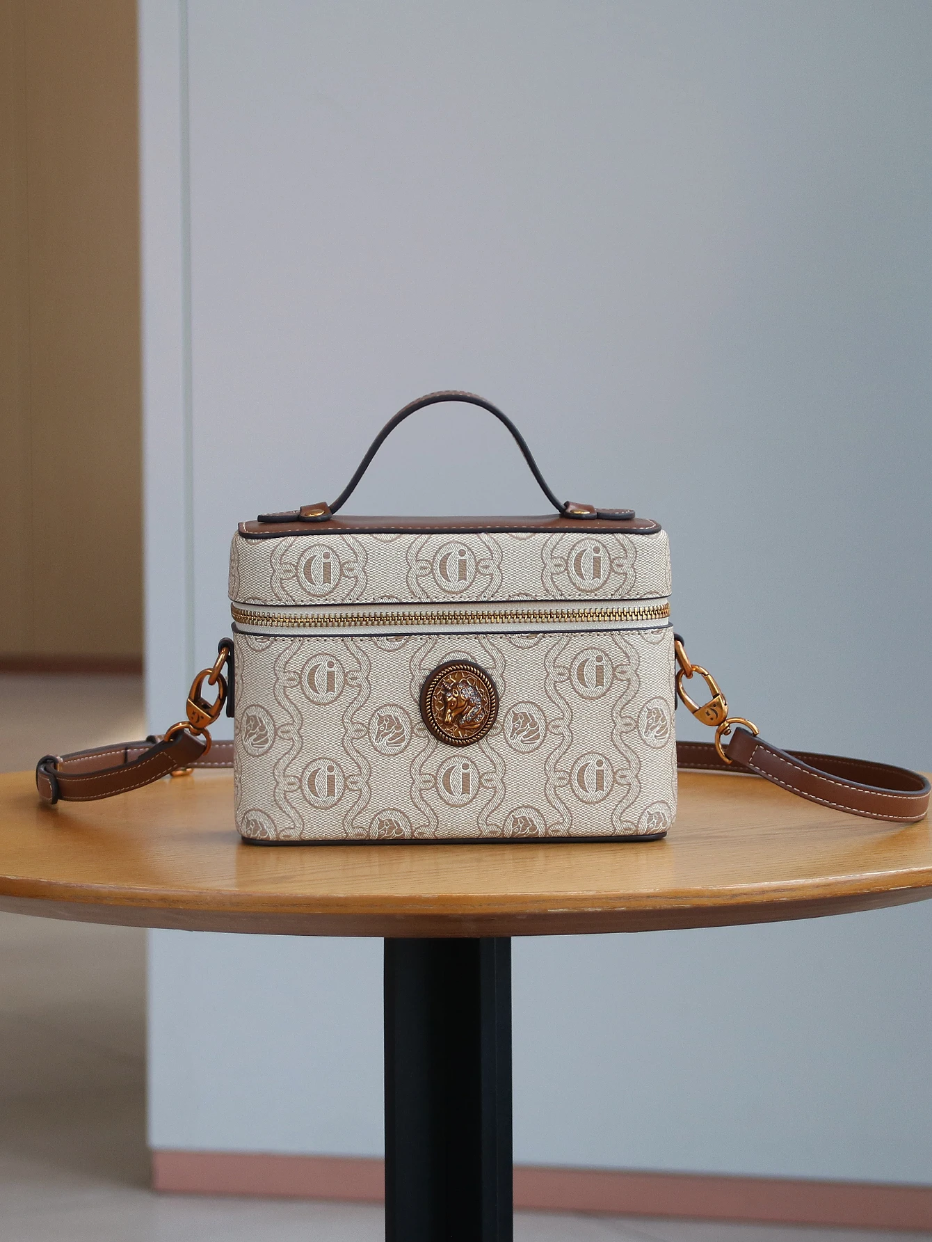 

2025 niche design fashion luxury handbag retro contrast reading small box high sense Joker commuter shoulder messenger bag