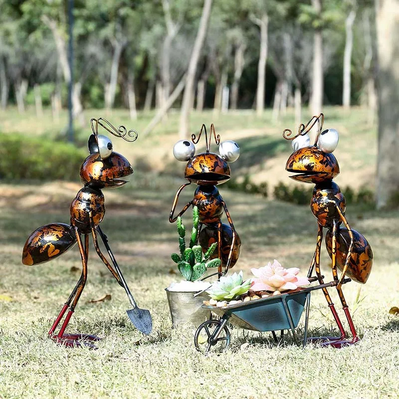 1 pc,Metal Iron cartoon ant statue ,Outdoor statues for garden or Home decor,Outside statues for yard,Retro handmade, With Bucke