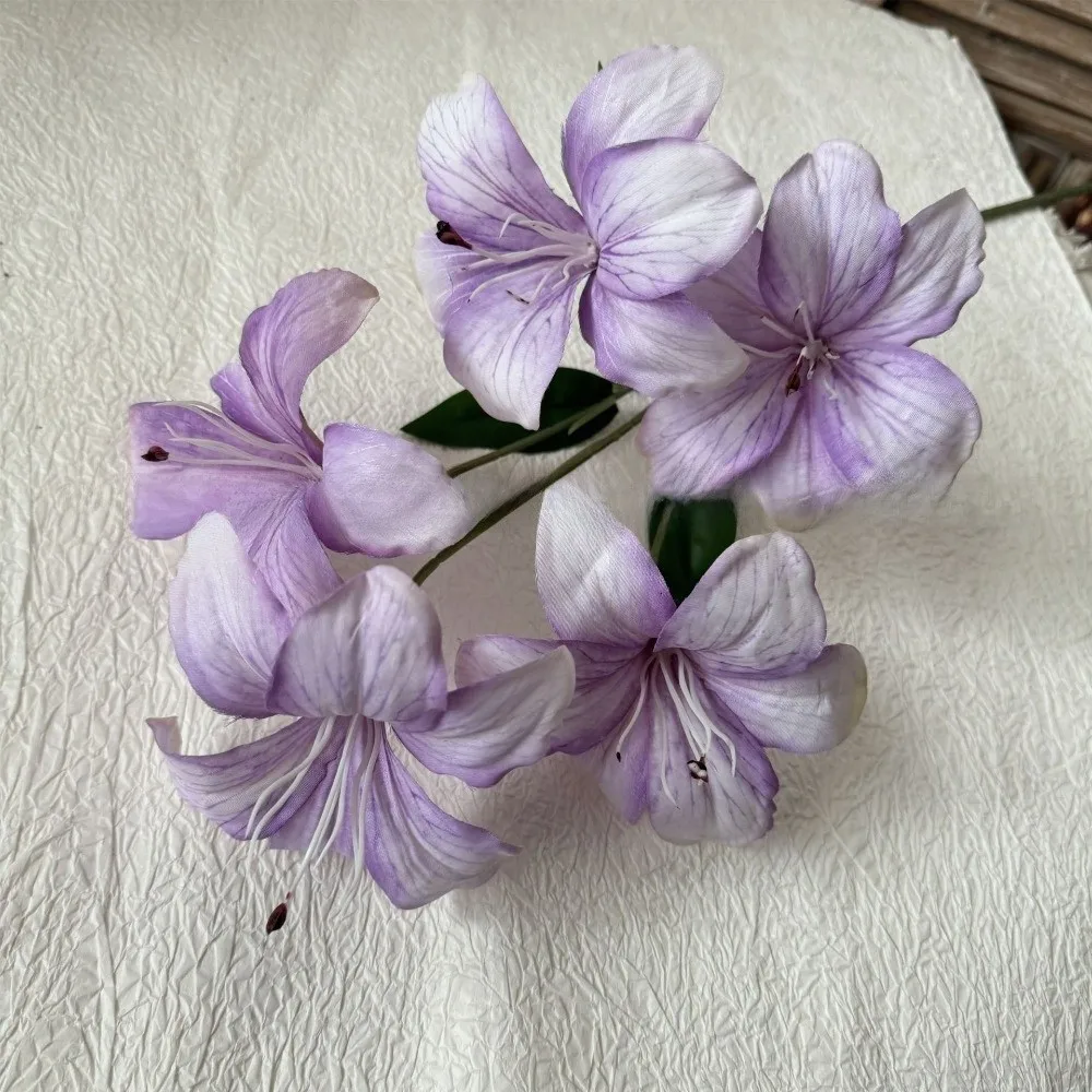 Nuevas Flores Artificiales de Lirio de 5 Cabezas, Blancas y Moradas, Plantas Artificiales Realistas al Tacto, Ramas de Lirio de Día Falsas con Múltiples Flores, Decoración para el Hogar