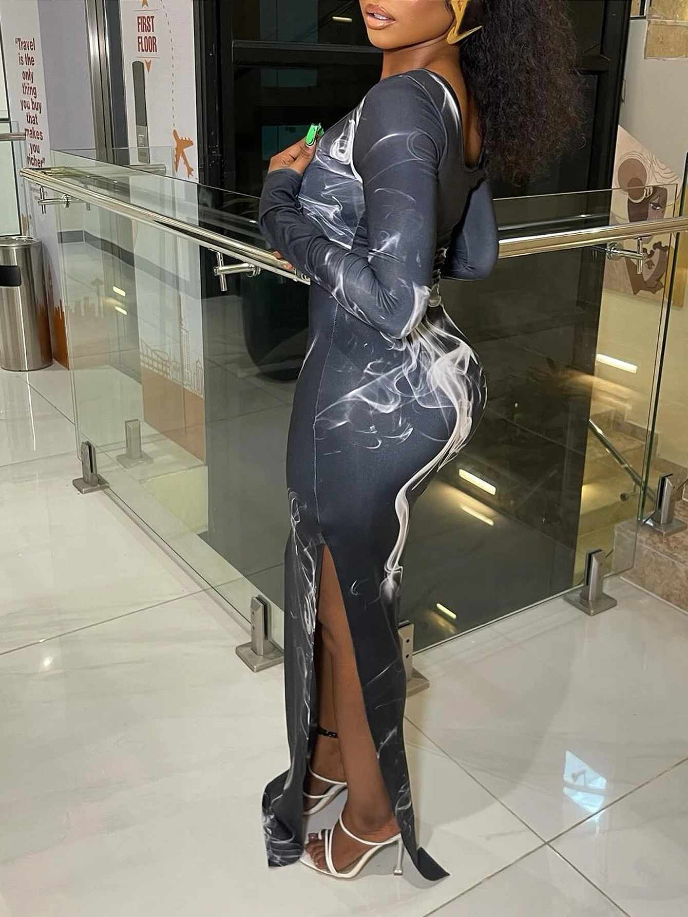 فستان نسائي بأكمام طويلة مع رقبة مستديرة مطبوعة ، مناسب للجسم ، متوسط الطول ، مطبوع بشبكة