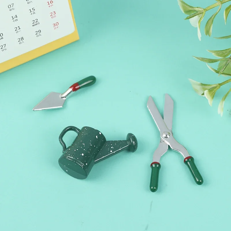 Set di attrezzi da giardinaggio con pala e forbici per annaffiatoio in metallo modello mini casa delle bambole 1: 12