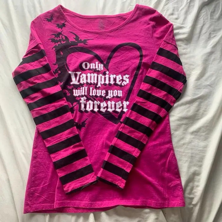 الوردي تي شيرت فاسق الأعلى الحلو فتاة ايمو رسالة شريط القوطية طويلة الأكمام النساء الملابس خمر الجرافيك المحملة الجمالية Y2K تي شيرت